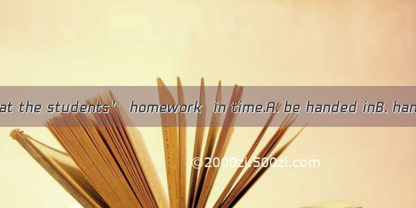 .It is suggested that the students’ homework  in time.A. be handed inB. handed inC. handin