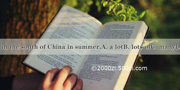 It rains  in the south of China in summer.A. a lotB. lots ofC. manyD. a lot of